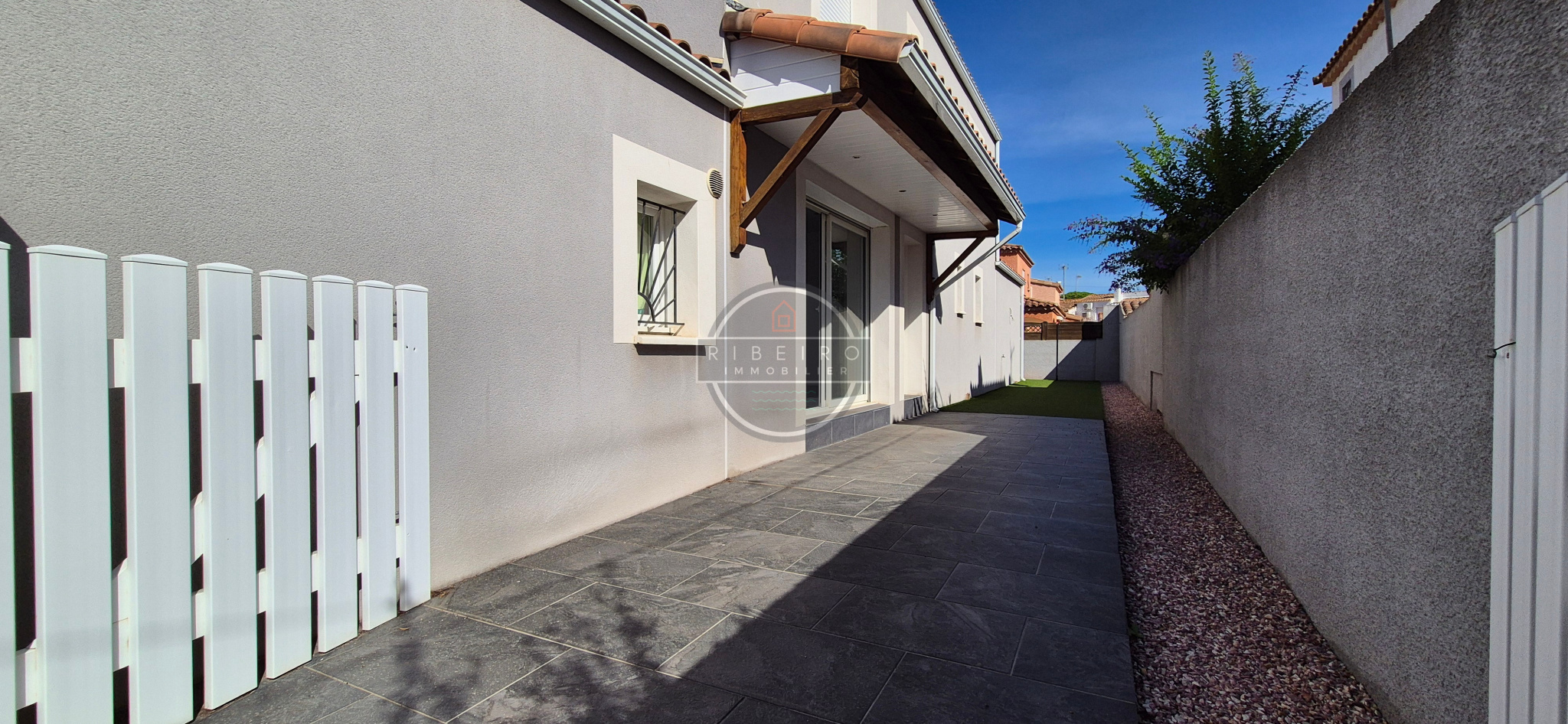 Villa de type 5 pièces à 350 M de la plage .