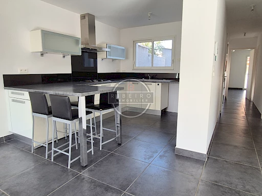 Villa de type 5 pièces à 350 M de la plage .