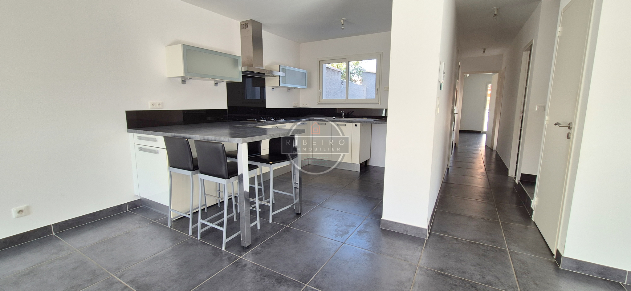 Villa de type 5 pièces à 350 M de la plage .