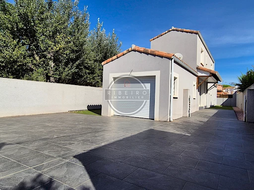 Villa de type 5 pièces à 350 M de la plage .