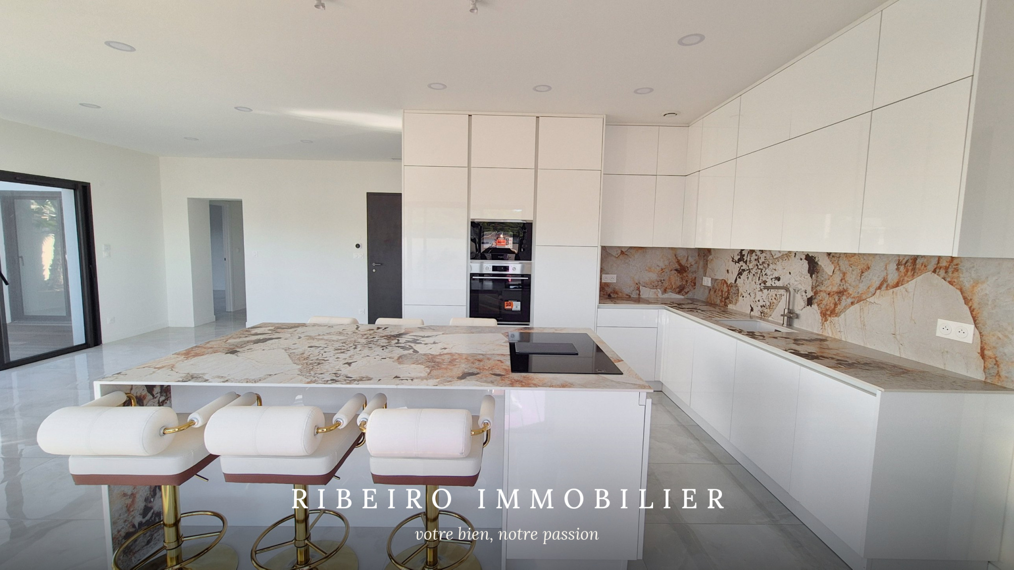 Villa contemporaine à vendre à Agde - piscine, 4 suites, vue sur jardin.