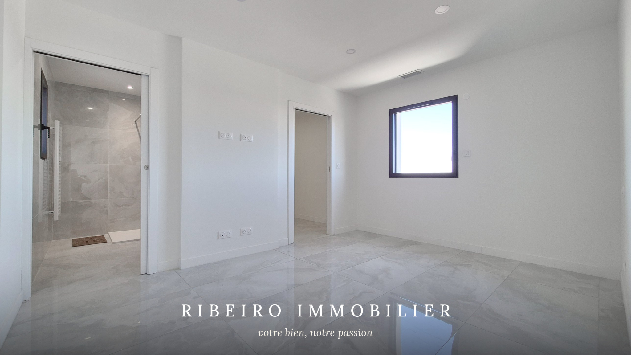 Villa contemporaine à vendre à Agde - piscine, 4 suites, vue sur jardin.