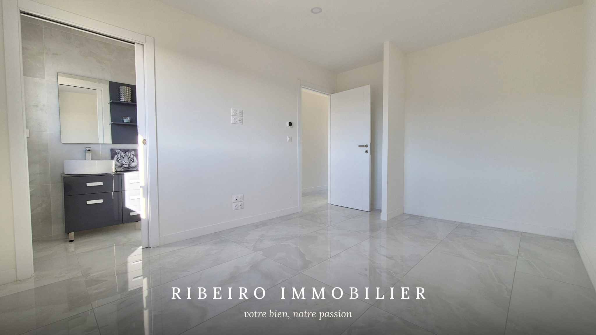 Villa contemporaine à vendre à Agde - piscine, 4 suites, vue sur jardin.