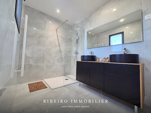 Villa contemporaine à vendre à Agde - piscine, 4 suites, vue sur jardin.