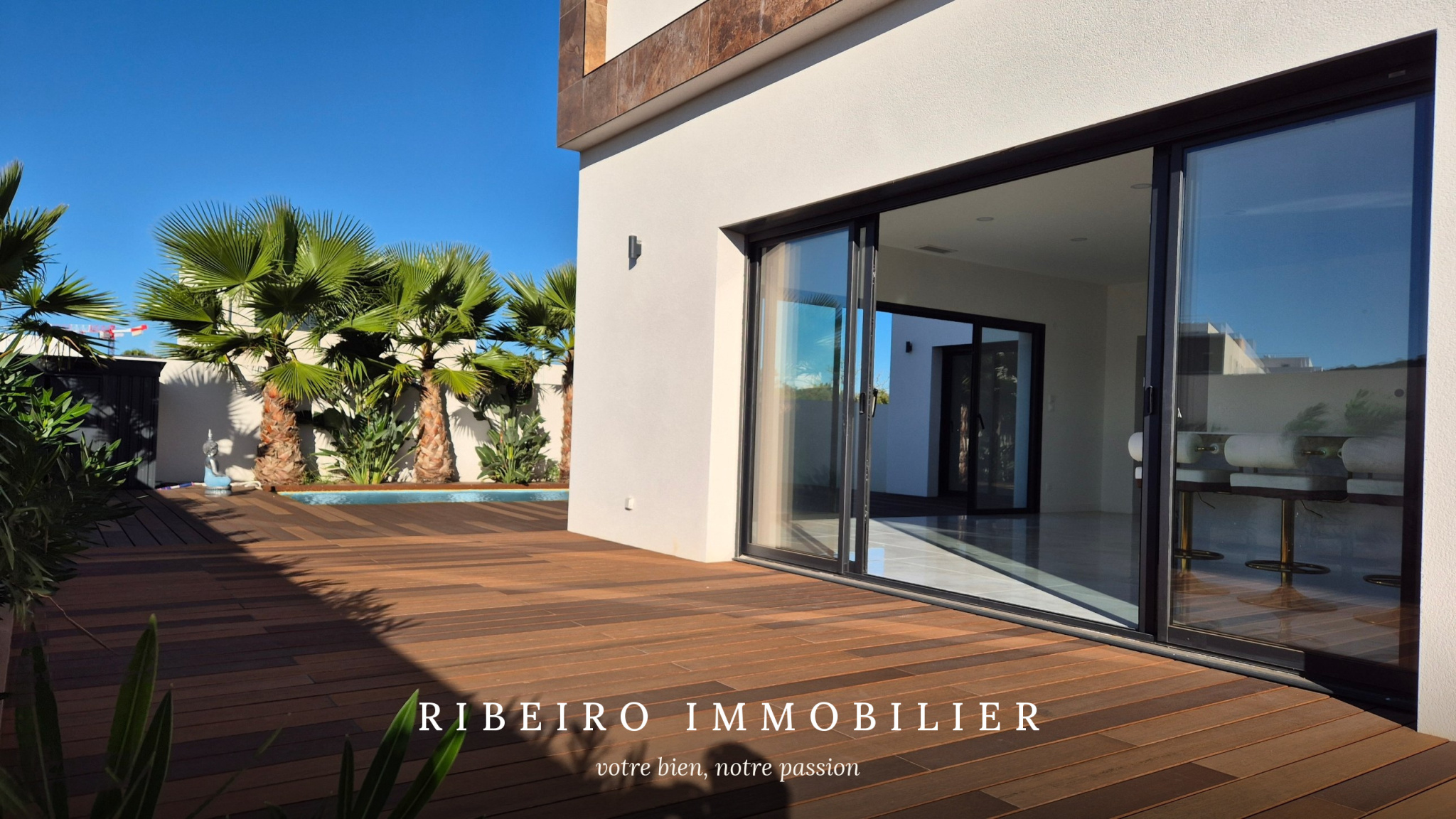 Villa contemporaine à vendre à Agde - piscine, 4 suites, vue sur jardin.