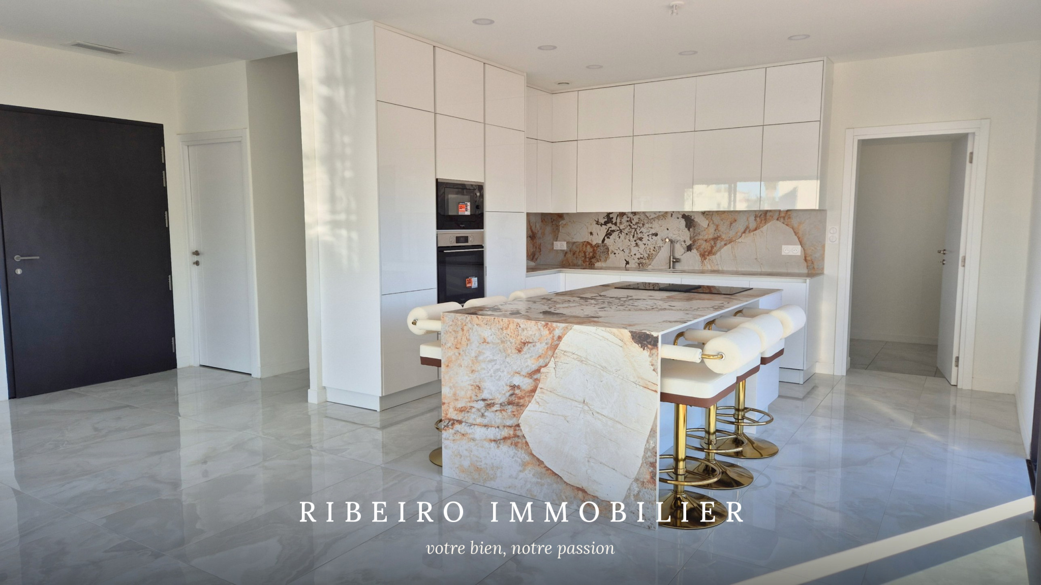 Villa contemporaine à vendre à Agde - piscine, 4 suites, vue sur jardin.
